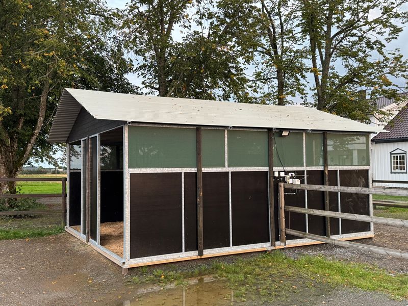 Leskur, liggehall, løsdrift til hest (Contryhus)