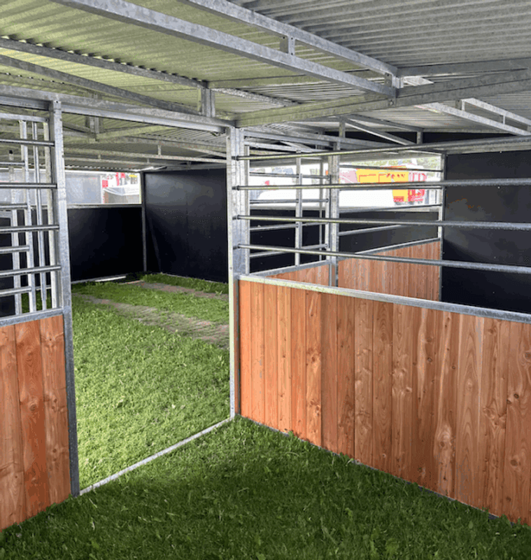 Leskur, liggehall, løsdrift til hest (Contryhus)